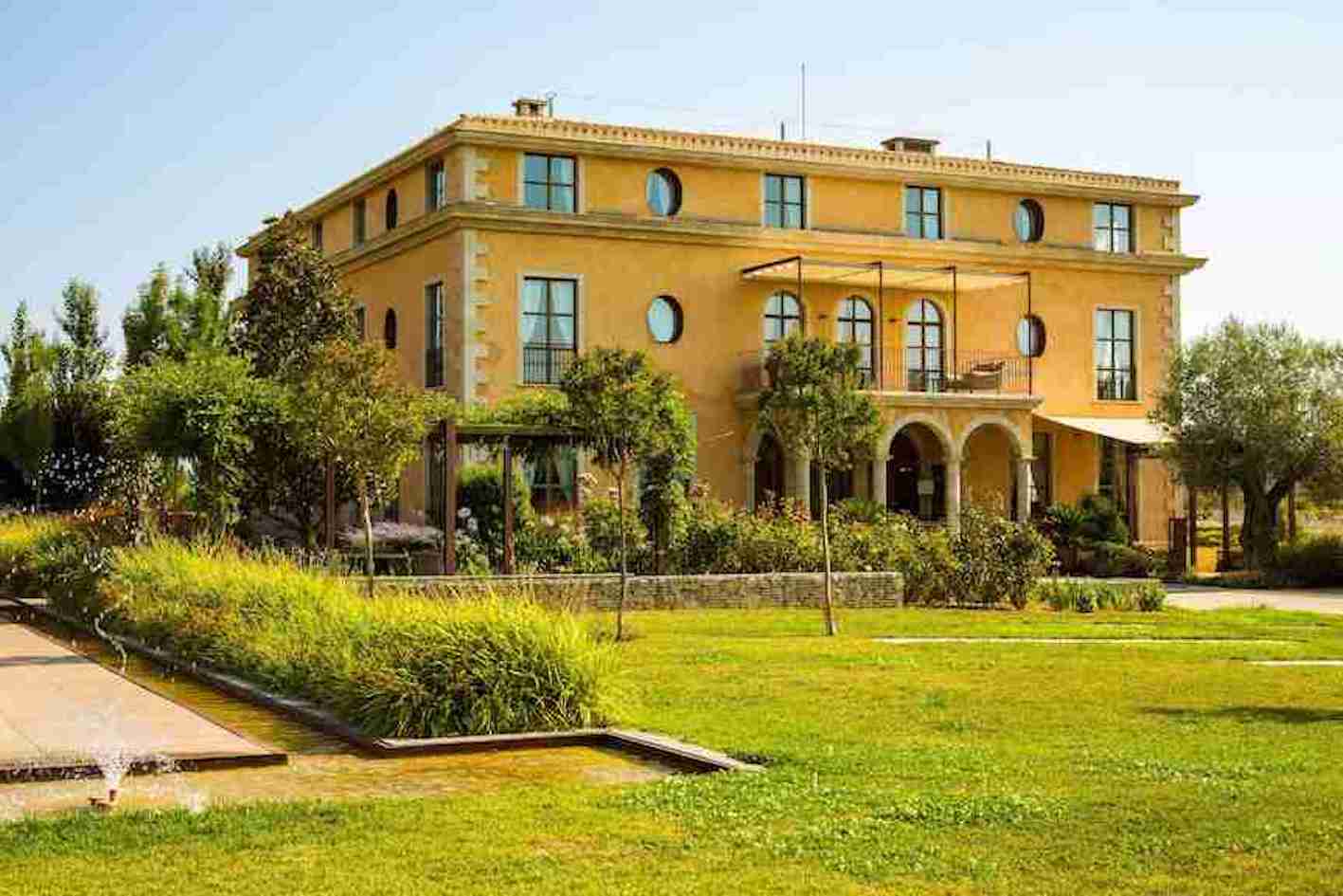 Edifici modern d'arquitectura corporativa